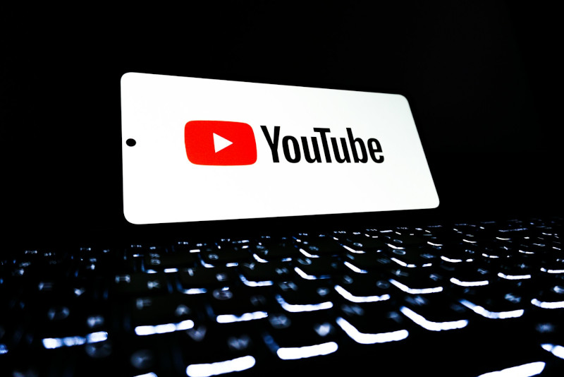 logo YouTube sur un écran de smartphone
